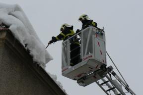 11. 1. 2010  Odstranění sněhu ze školní střechy